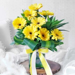 SunSquare – 8 Yellow Gerberas in Square Vase